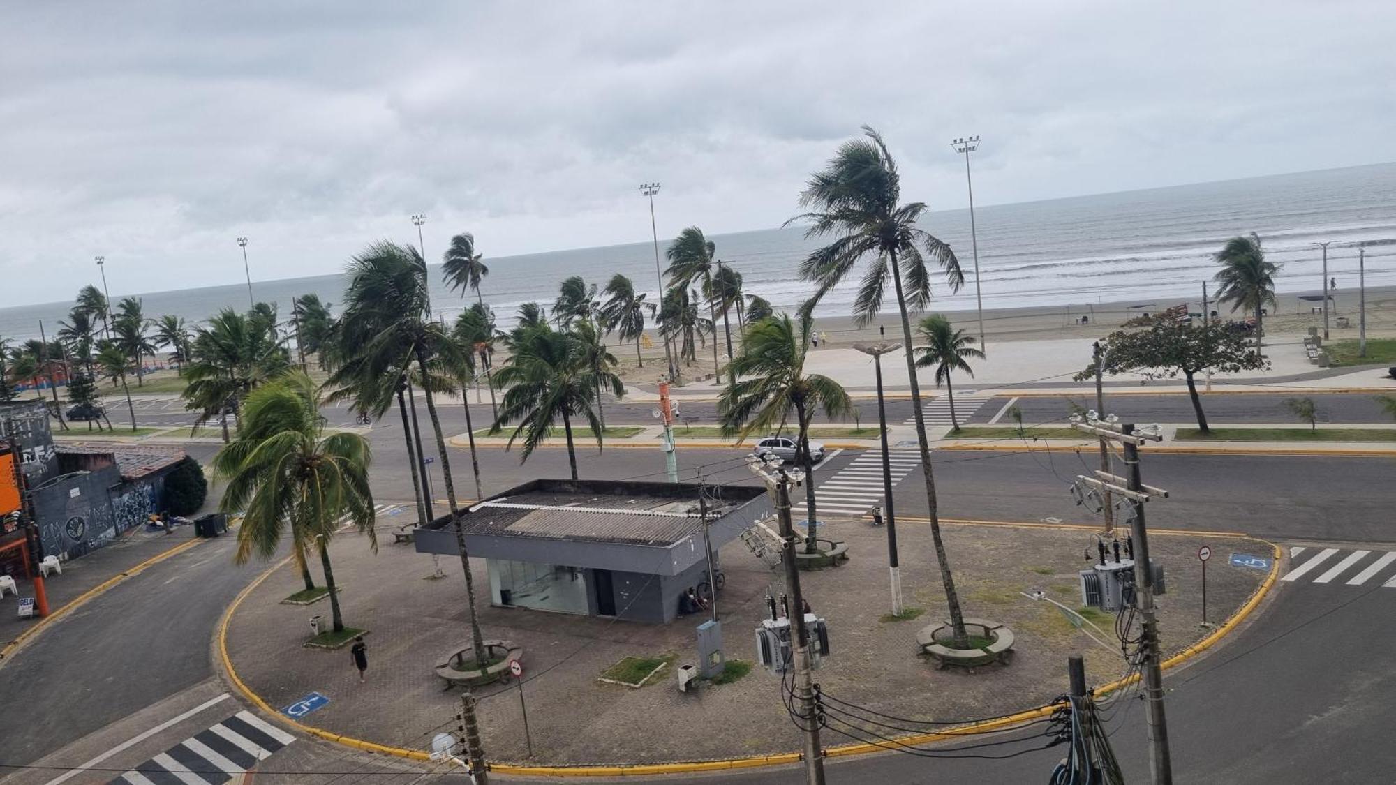 Apto Em Frente Ao Mar - Predio Redondo *
